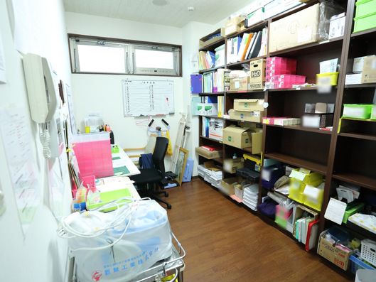 備品が収納された小部屋