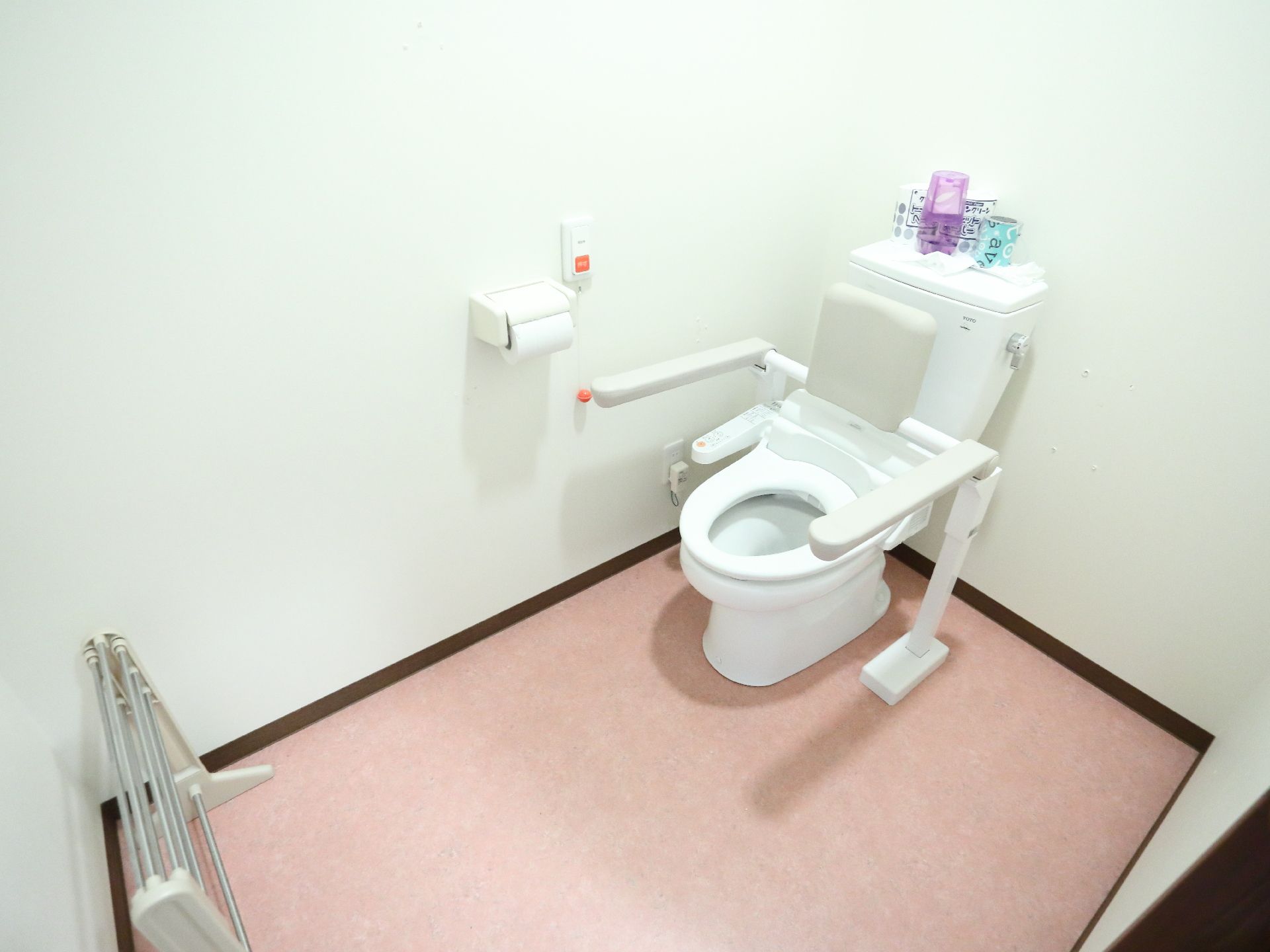 トイレは車椅子でも入れる広さで肘置き、背もたれ、ナースコール、ウォシュレットを完備しており、入居者が快適に過ごせる。