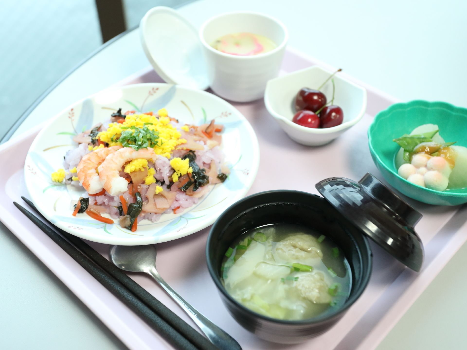 施設内にある厨房で調理している。ちらし寿司のこの日は、味噌汁、副菜としてカブの煮物・茶碗蒸し、デザートも付いていた。