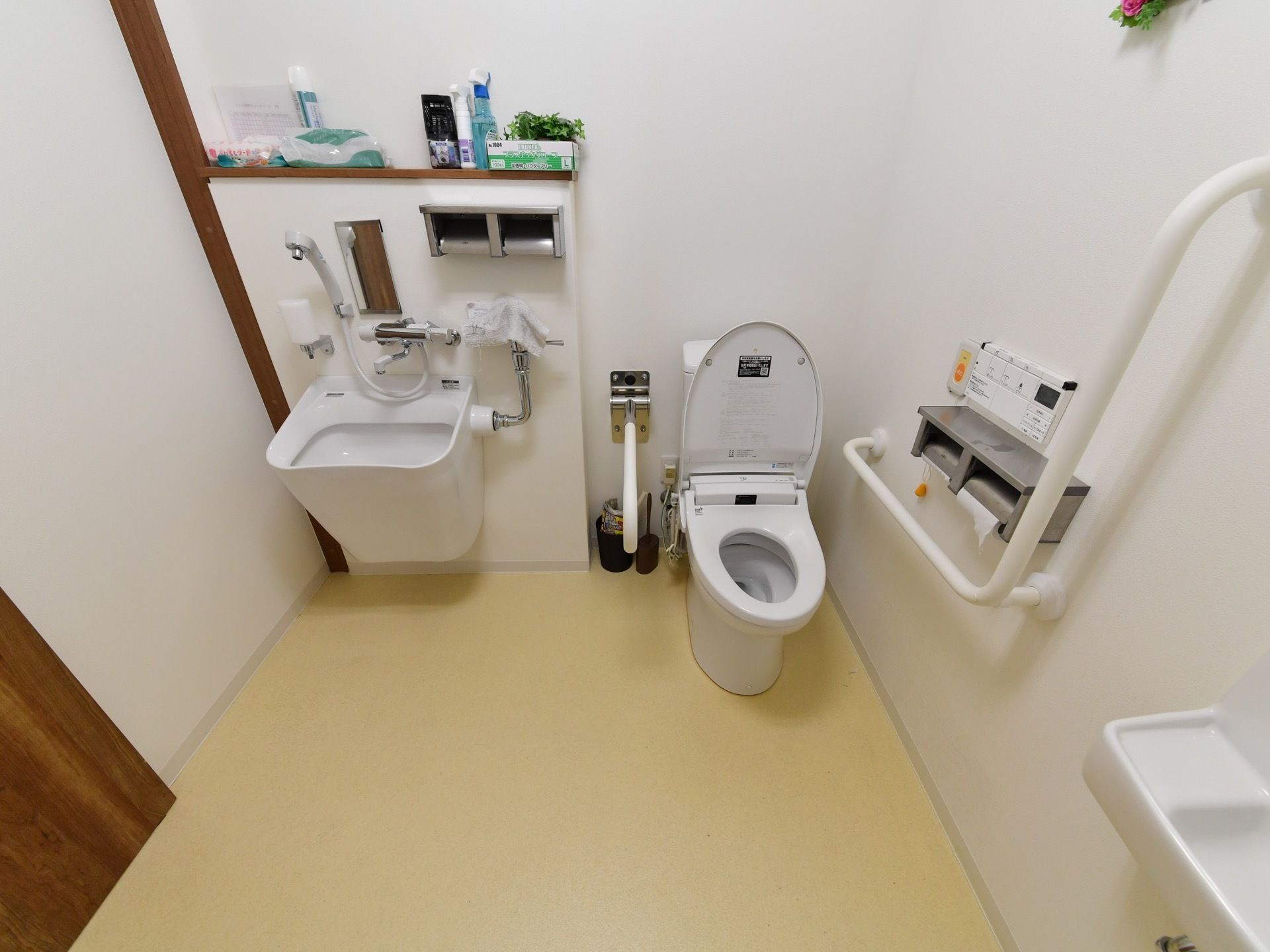 洋式便座の左手側の壁には温水洗浄機能などのコントローラーが取り付けてあり、片手による操作が可能になっている。