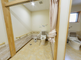 介護施設の明るいトイレスペース