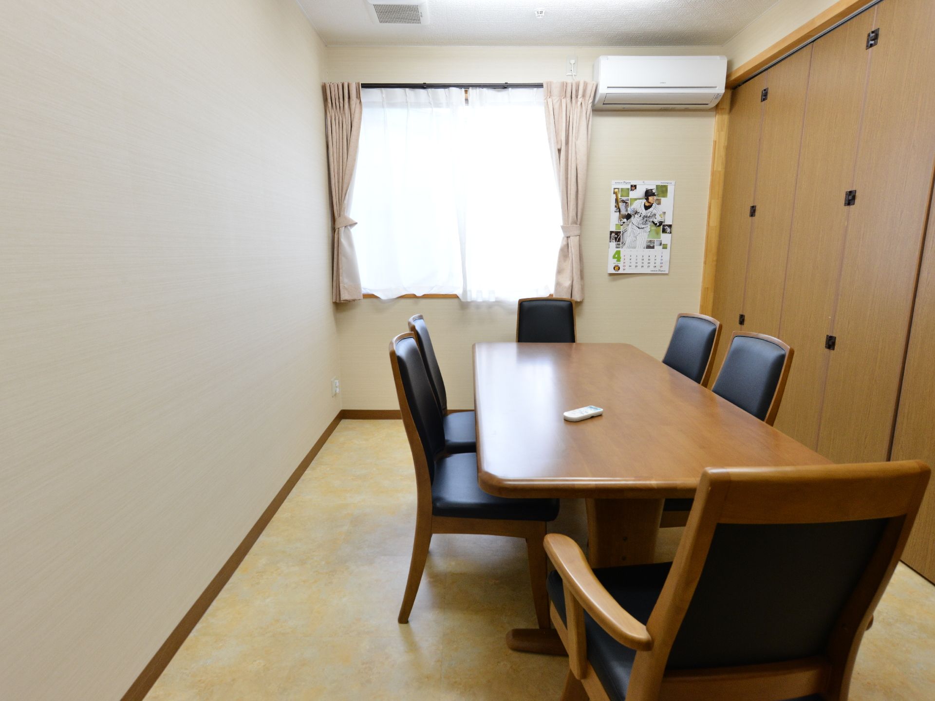 応接室と同じように、入居者の家族との話し合いや、書類記入がある場合、施設の職員と外部の方との話し合いに利用する。