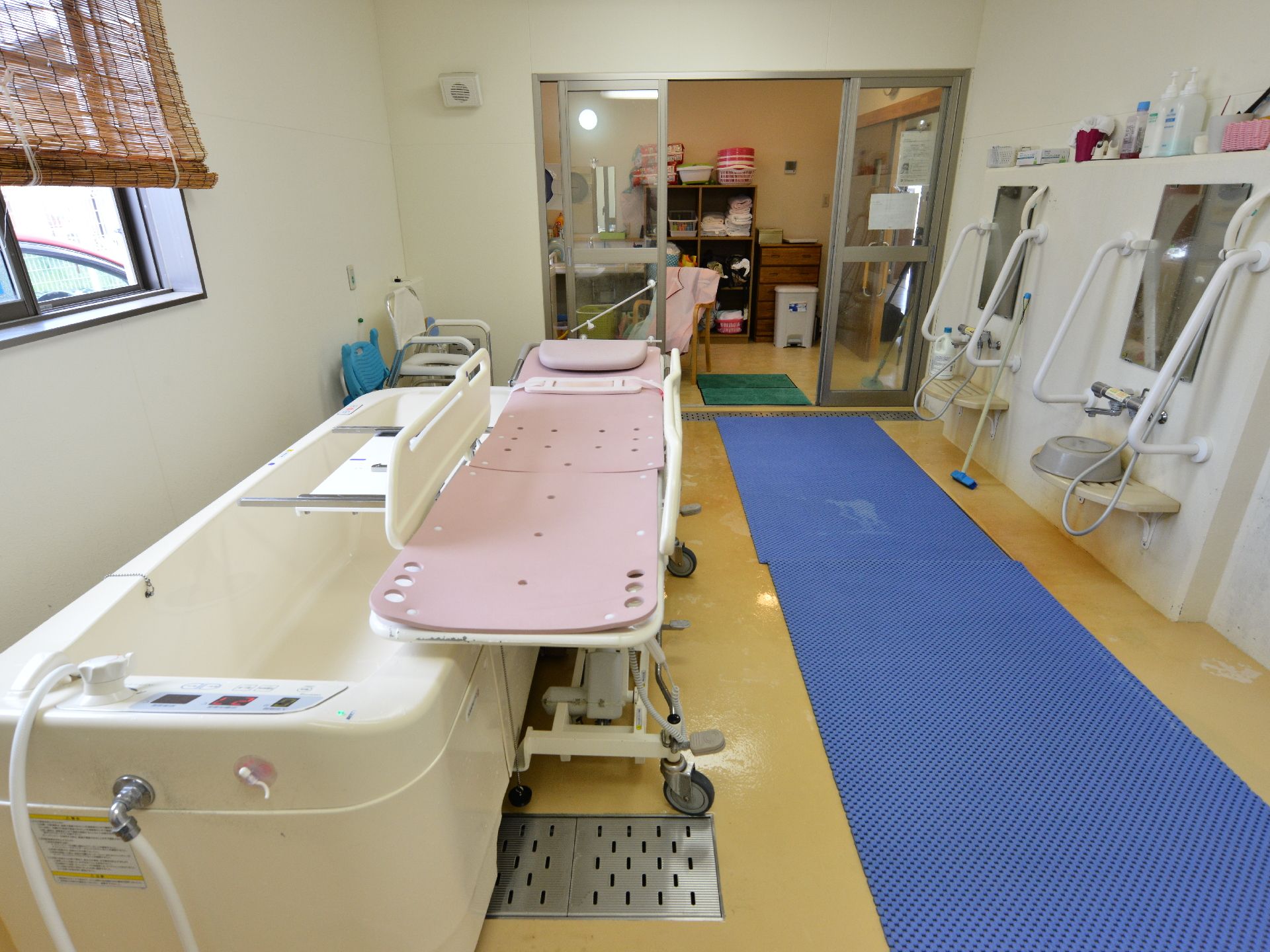 介護者も利用者も利用しやすい、広い清潔感がある浴室。滑り止めマットがひいており、安全面に配慮している。