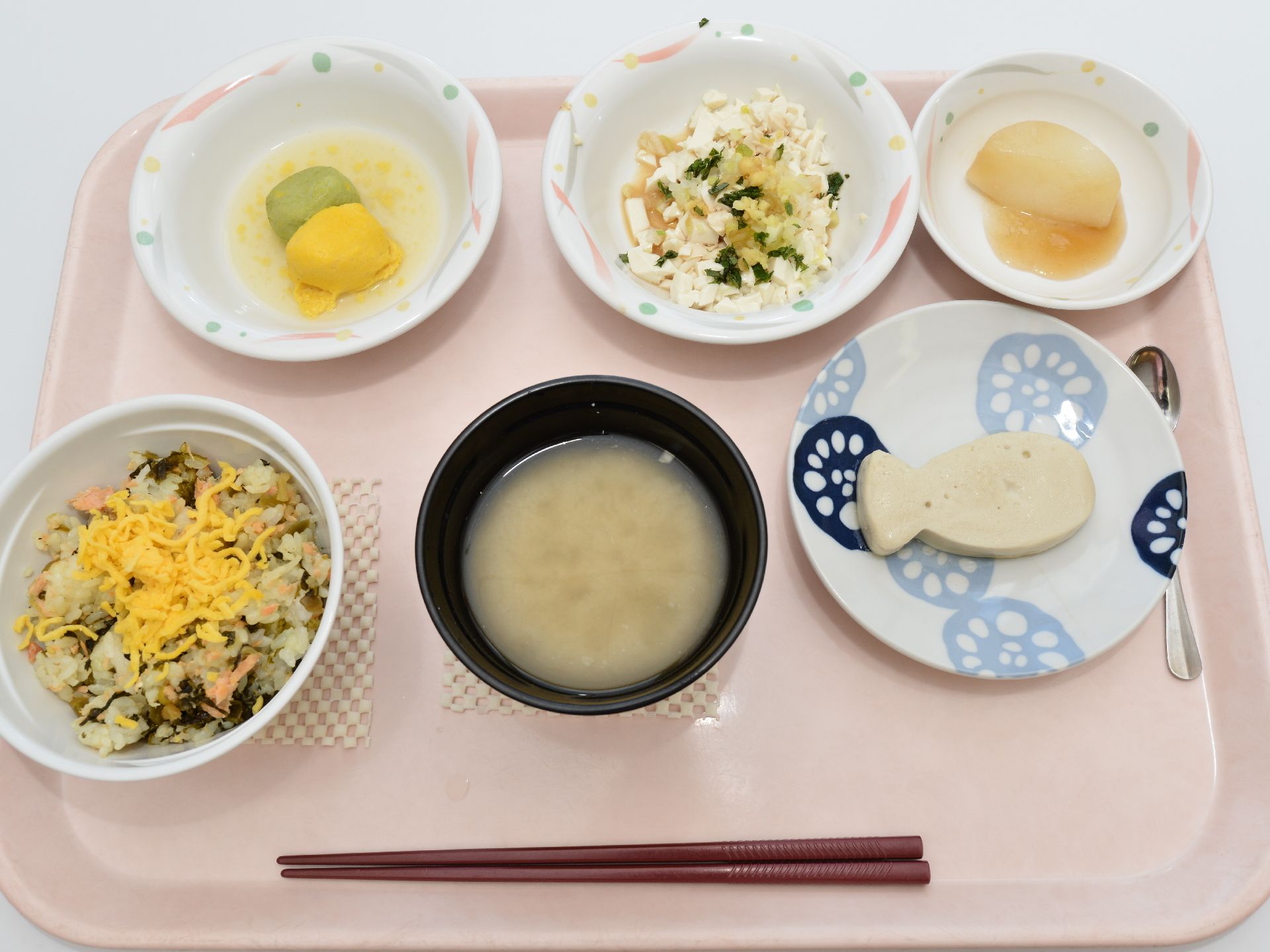 施設の食事は、入居者の体の事を考え、管理栄養士がカロリーをきちんと計算して、健康的な食事になっている。