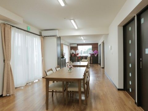 スクエアのテーブルと椅子が一列に並べられたダイニング