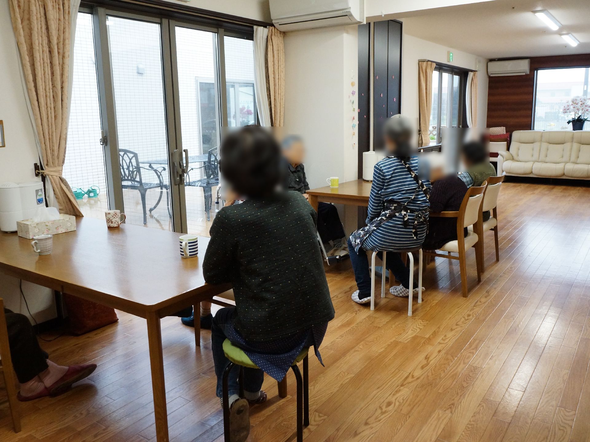 施設の中庭にはウッドデッキがある。リビングと続きになっているので、開放感がある。リビングにはソファがあって寛ぐことができる。