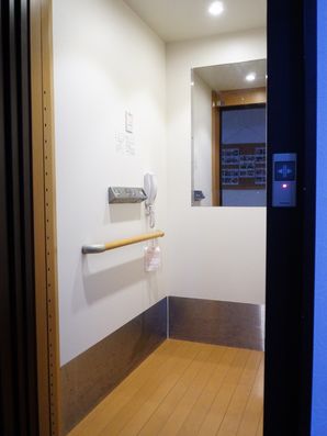エレベーター内部