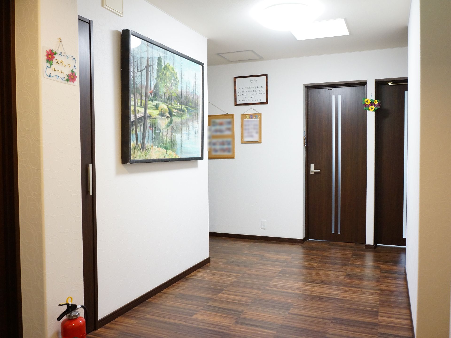 スタッフが休んだり眠ったり出来るように、スタッフルームが用意されている。万が一の時の為に消火器も置かれている。