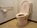 洋式トイレの周囲には、スペースが多く取られている。車椅子の方でも出入りがしやすい。手すりも設置されている。