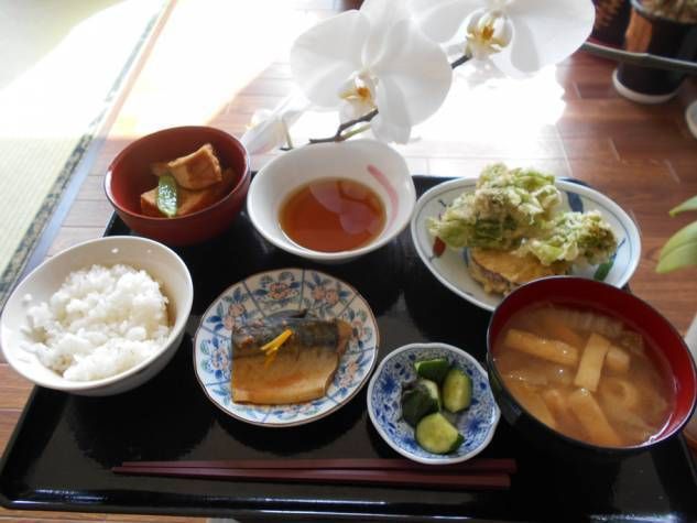 野菜の天ぷらと魚の煮つけ、ご飯と味噌汁がセットになった和食
