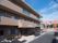 ３階建てで、横長の建物である。茶色を基調とした壁は、落ち着いた印象を与える。近くに鳥居があり、その奥には神社が見える。