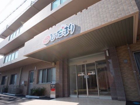 張り出しの上に大きく施設名が掲げられた自動扉の玄関