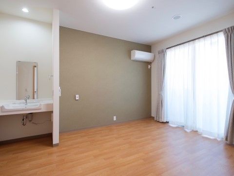 窓が大きく、外からの光がたくさん入ってくる部屋である。フローリングであるため、車椅子をご利用の方も安心だ。