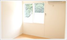 清潔な個室の窓と床