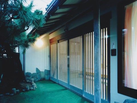 松の木がそばに植えられた日本家屋の広い玄関の引き戸