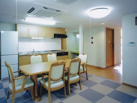 収納スペースがたっぷりあるオール電化のキッチンが備え付けられたリビングである。横には冷蔵庫が置かれている。