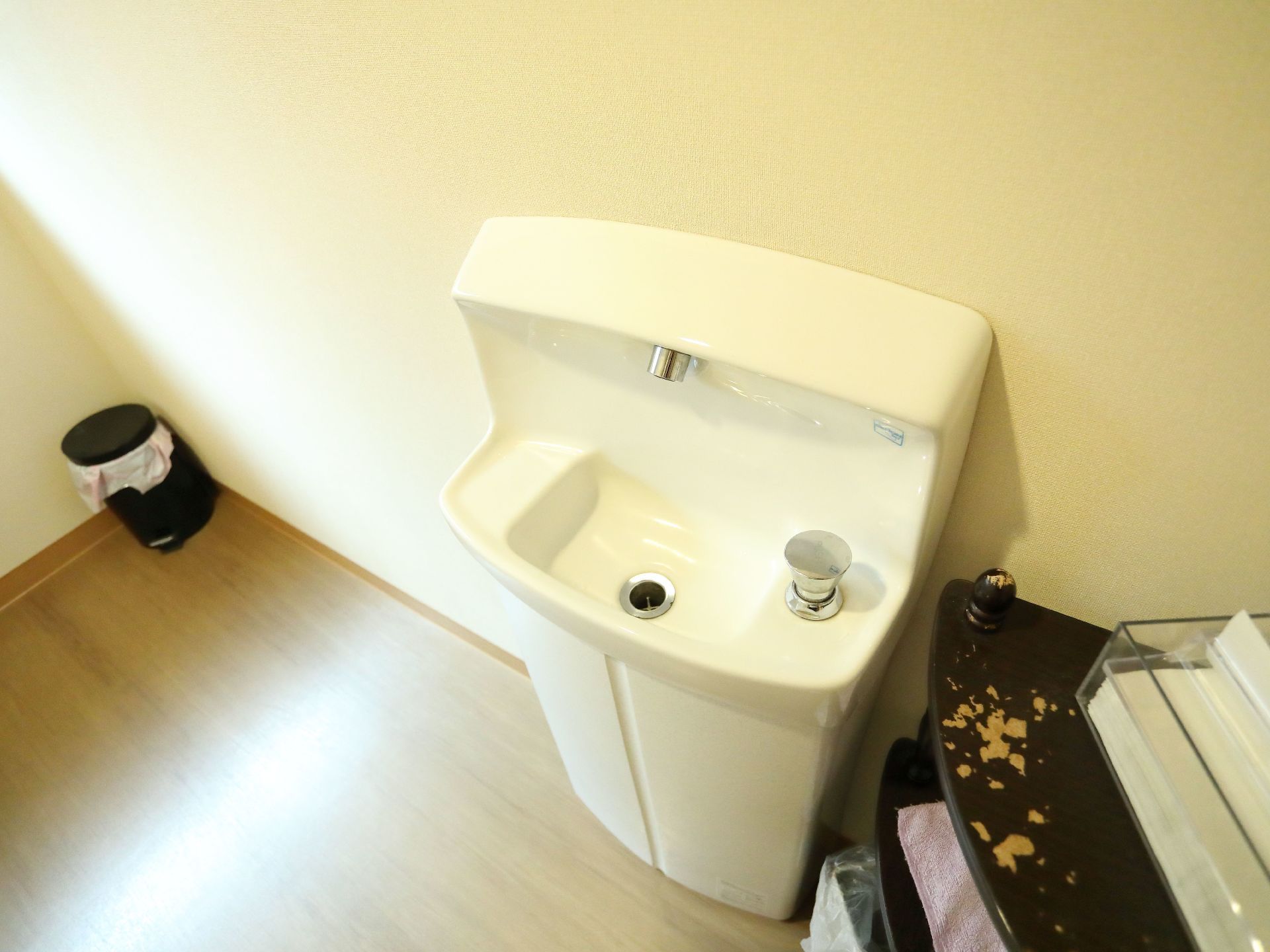 トイレ内には手洗い器が設置されている。手洗い器のすぐ隣にはペーパータオルが用意されている。ゴミ箱も置かれている。