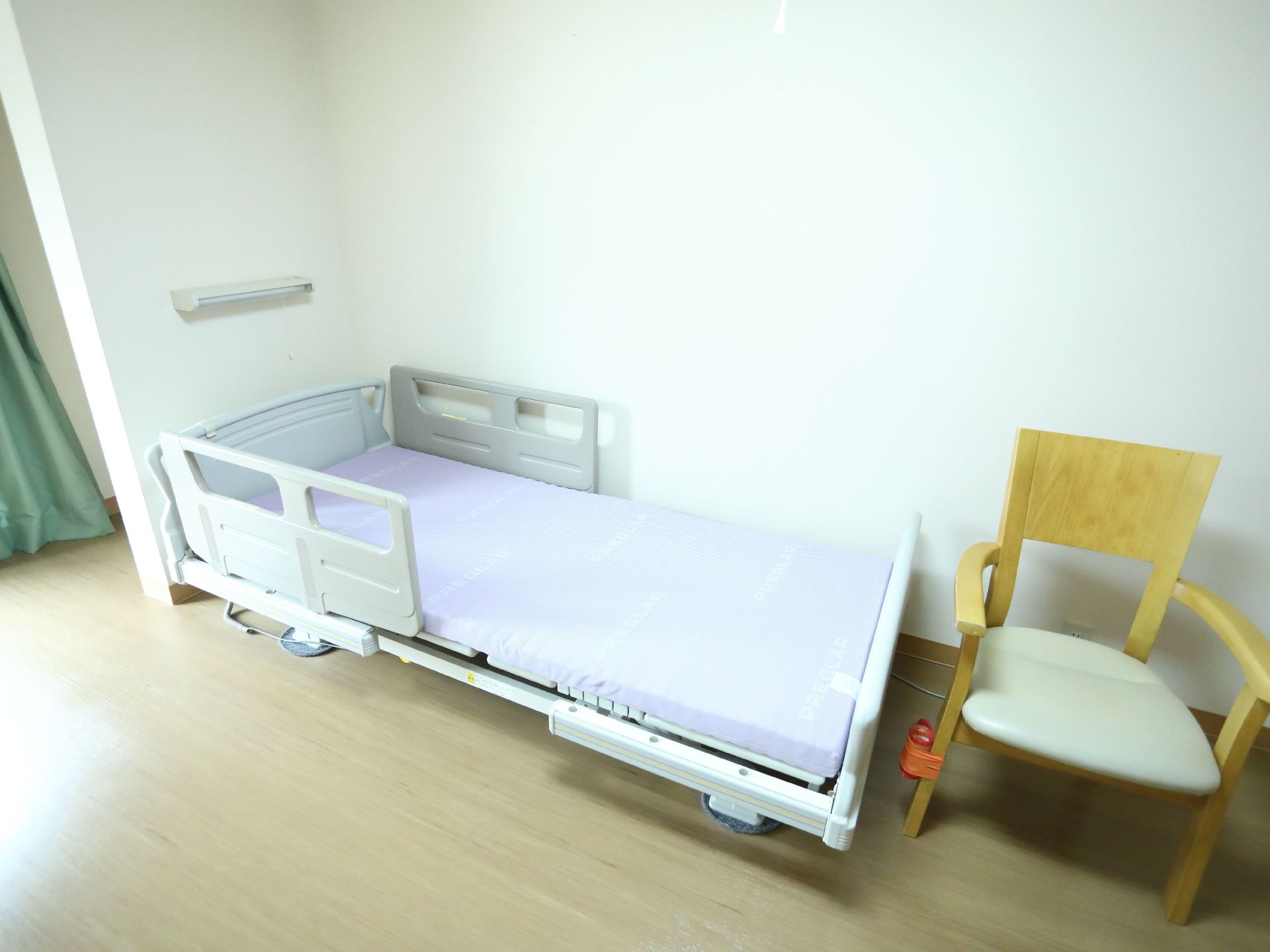 居室にはベッドが置かれている。ベッドの頭上には照明があり、コードを引っ張って操作できるようになっている。
