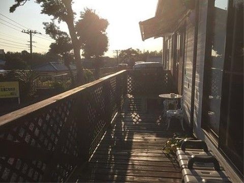 施設内にはウッドデッキが設置されているので、天気の良い日には日光浴を楽しことができる。入居者様同士の交流の場としても利用されている。