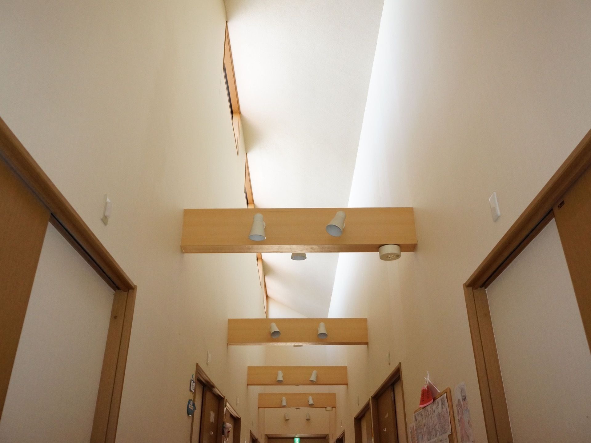通路の天井からはスポットライトが照らされるため、優しい光になる。また、各部屋へは引き戸式になっているので、楽に開閉が行える。