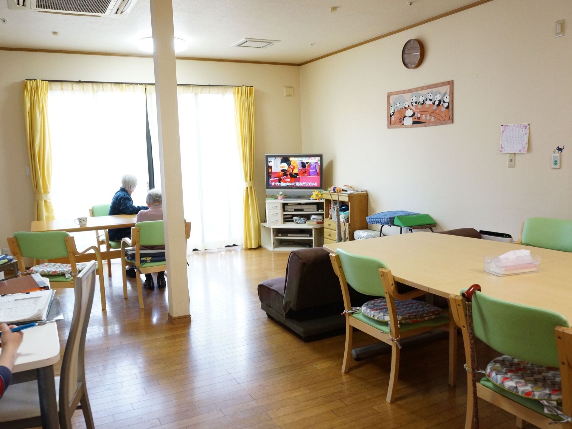 複数の椅子テーブルが用意された、共有のスペースが設けられている。テレビもあるので、自由に時間を過ごすことができる。