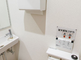 バリアフリーのトイレ設備が整った空間