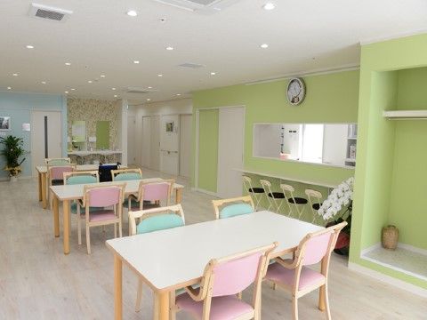デイルームは明るく広々としているので、食堂やレクリエーションルームなどとして多目的に使用している。日当たりもいいので寛いで過ごせる空間。