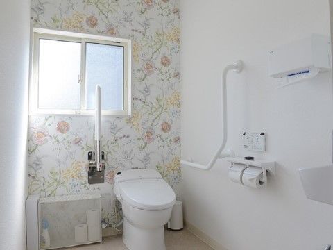 入居者様にトイレを安全に使用してもらえるように、手すりやセーフティーバーが設置してある。誰でもが使いやすいように中は広々としている。