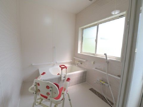 安全かつ快適に入浴できるように、手すりやシャワーチェアーを設置している。広々としているので、入浴介助も楽に行うことができる。