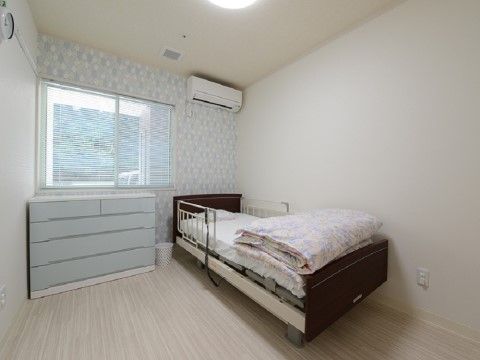 居室の窓からは日が良く入るので、室内は明るく過ごしやすい。ベッドは窓際にあるので、毎日太陽の光りで気持ちよく起床できる。