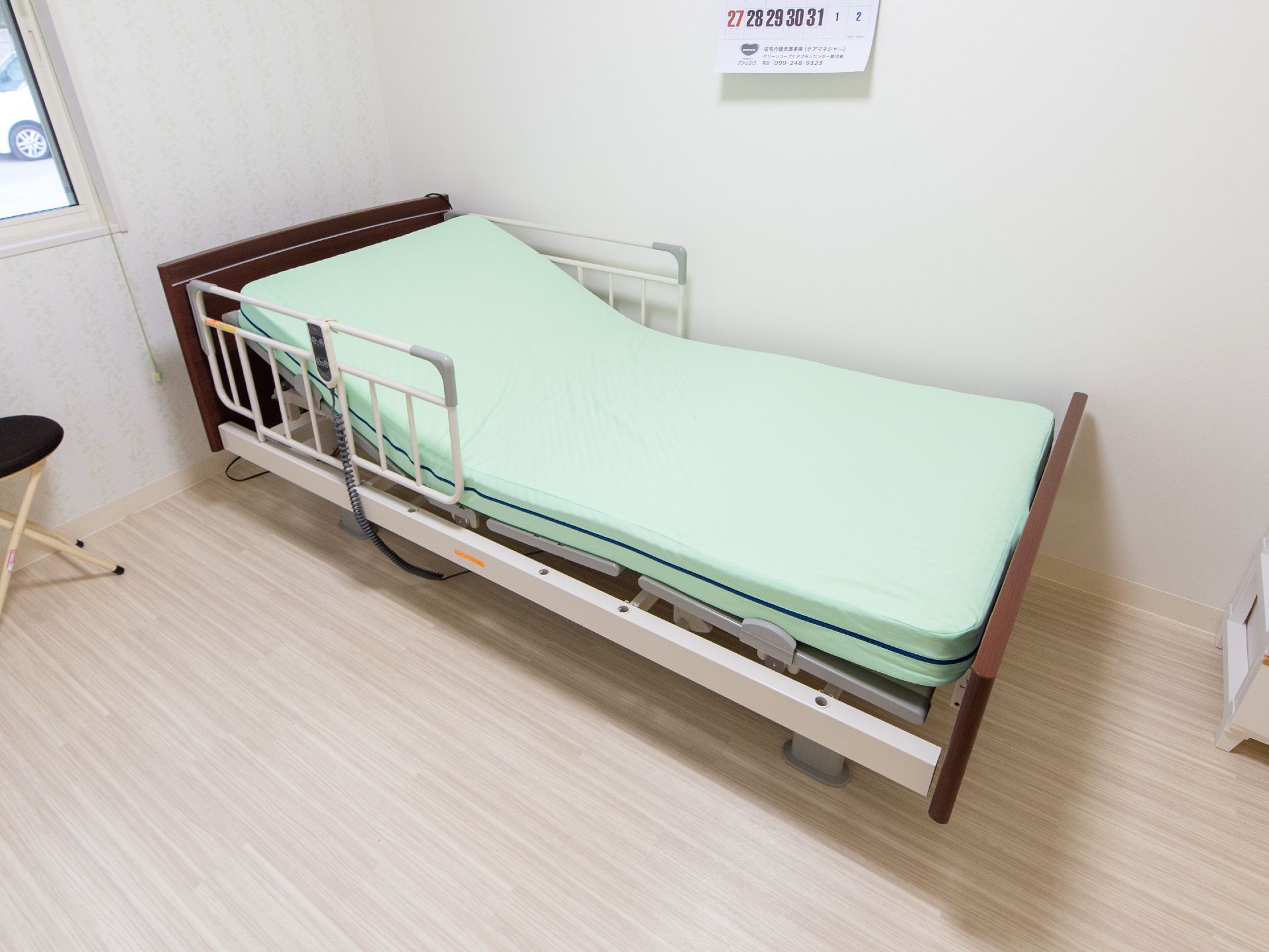 シンプルな構造の居室。ベッドは介護仕様になっており、ボタン操作で簡単にリクライニングやリフト機能が使える。