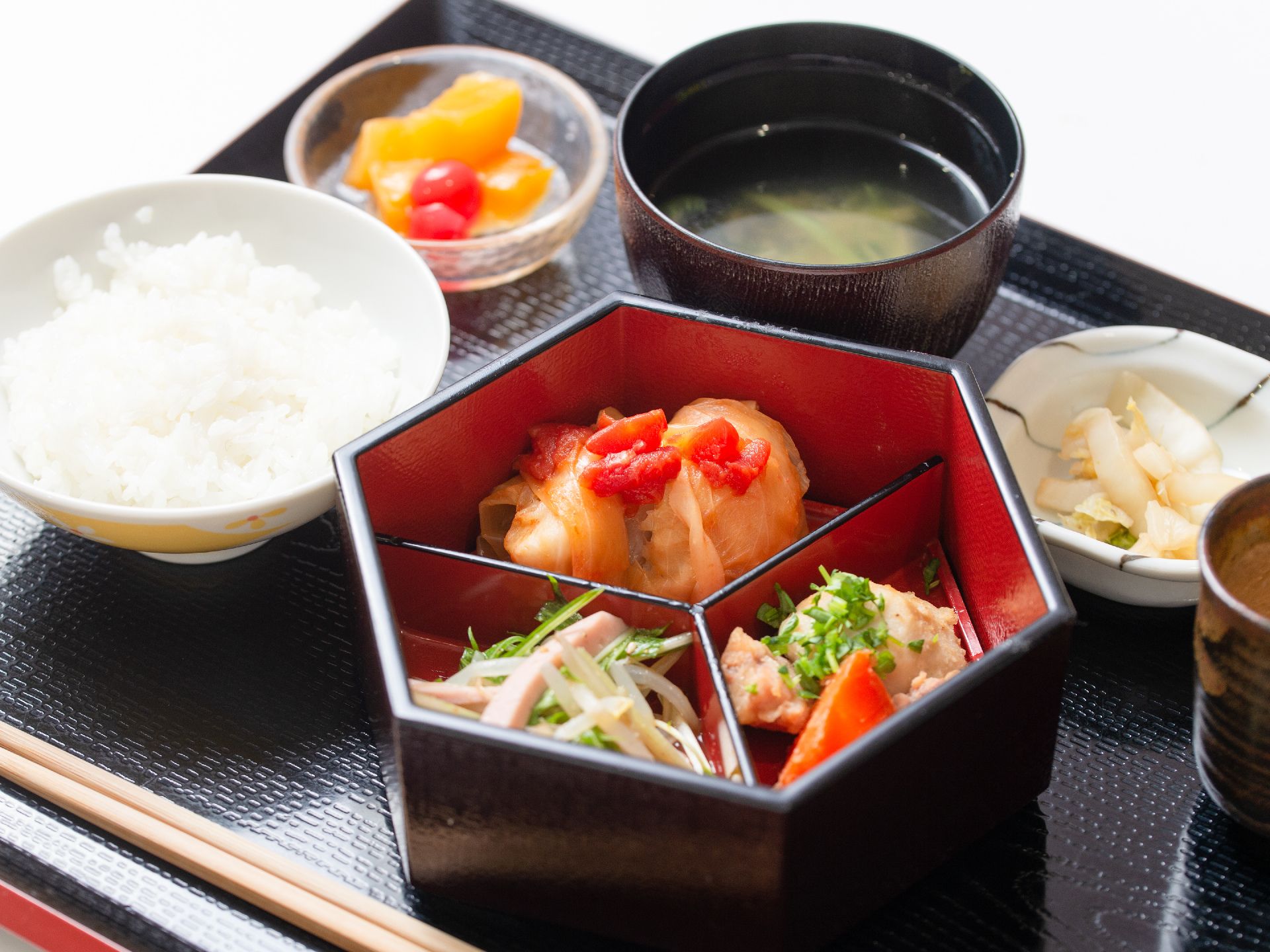 施設では入居者様に毎日の食事が提供されている。写真は六角の箱を中心とした和食で、豪華な雰囲気を演出している。