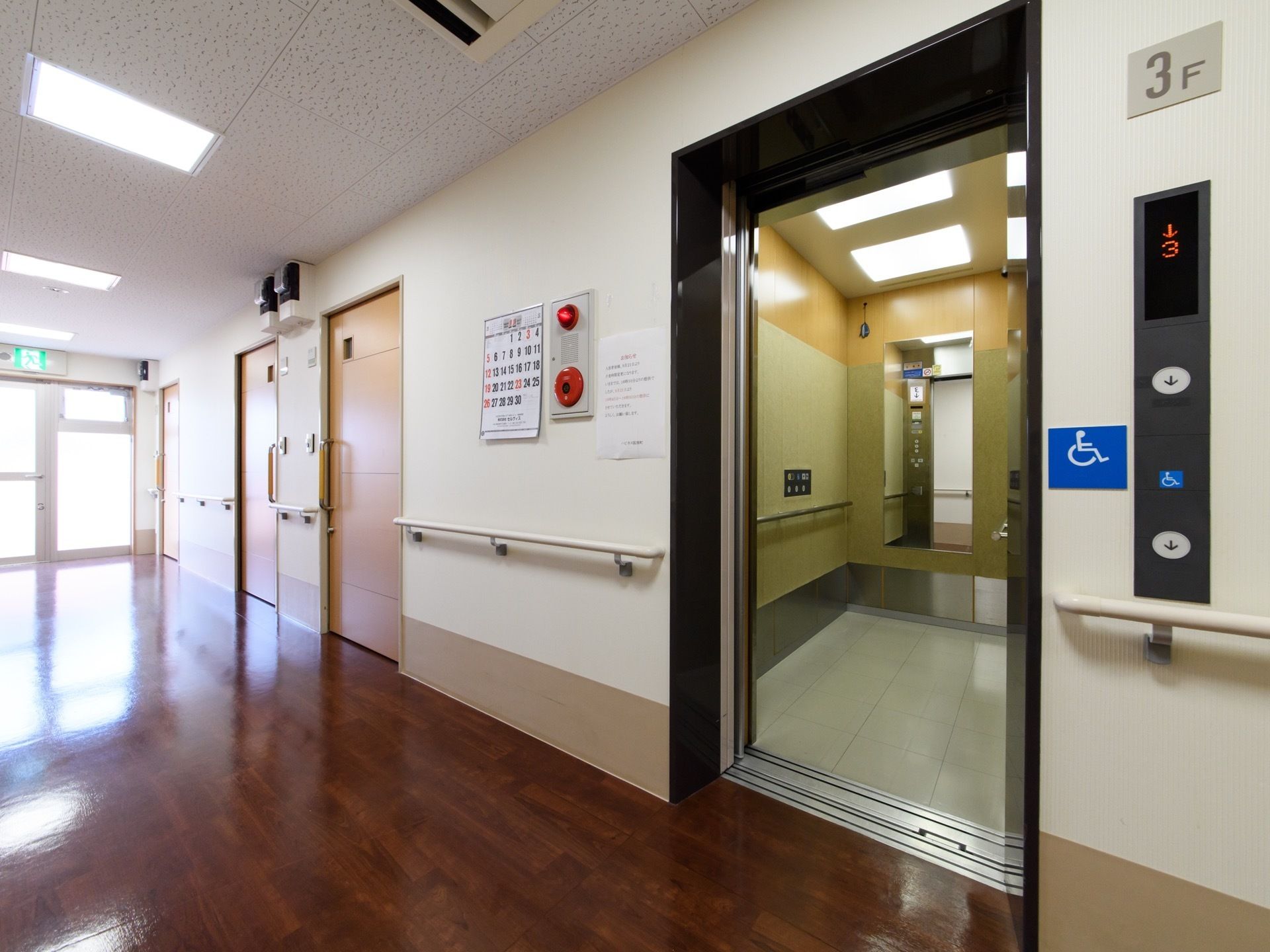 エレベーターの中には手摺と鏡と車椅子用ボタンが付いていて、扉も広いので車椅子を利用の方も安全に利用できる。