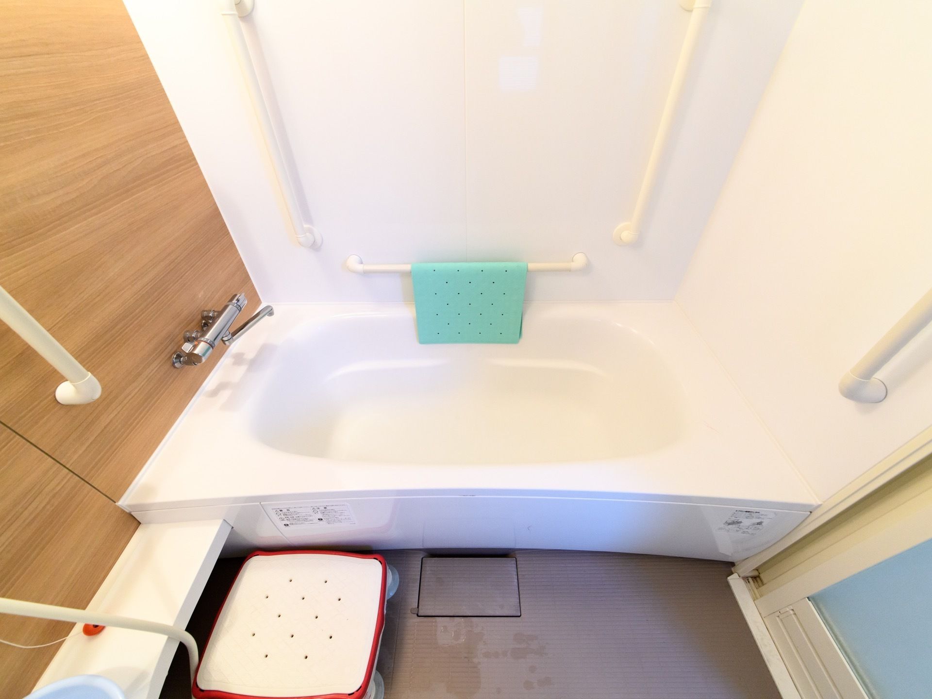 広々とした浴槽は掃除が行き届いており、周りにはたくさんの手すりが備わってる。入居者様は安心して気持ちよく湯船に浸かれる。