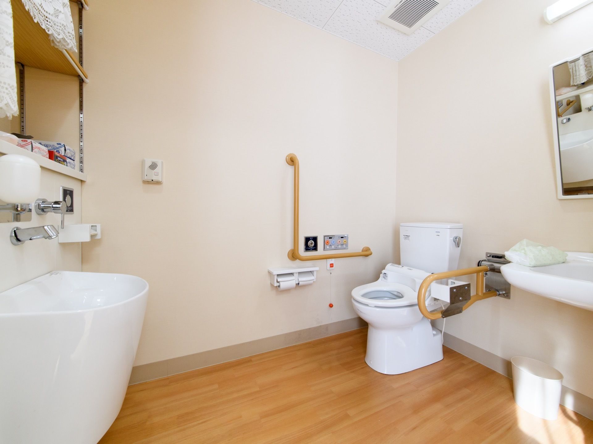 トイレの中は清潔感があり広々としており、洗面台が設置されている。充分なスペースを確保してあるので、車椅子を利用の方も余裕を持って利用出来る。