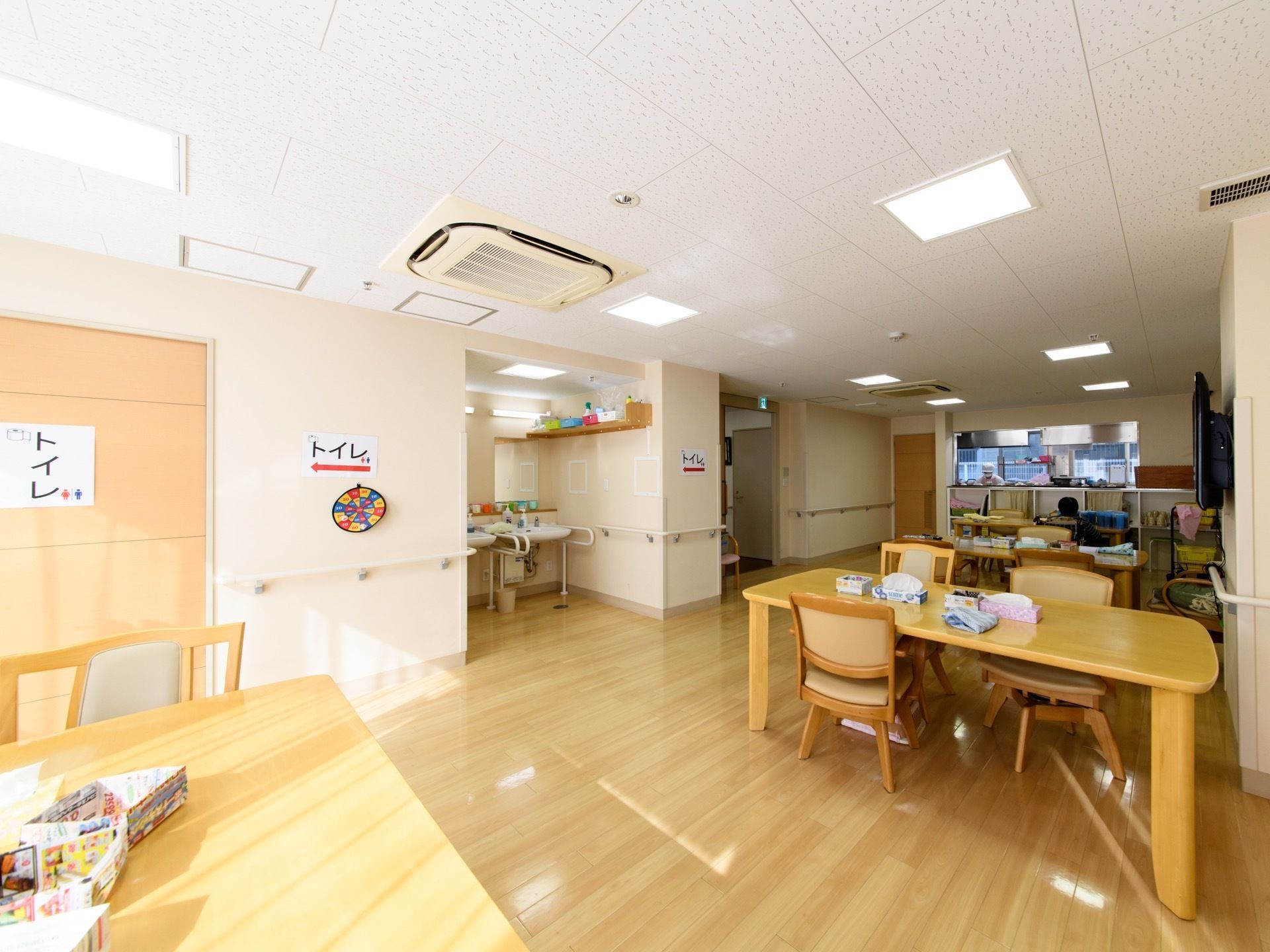 食堂にはトイレと２台の洗面台が併設されている。食中毒予防のための食前の手洗いや歯磨きなどに利用できて便利である。