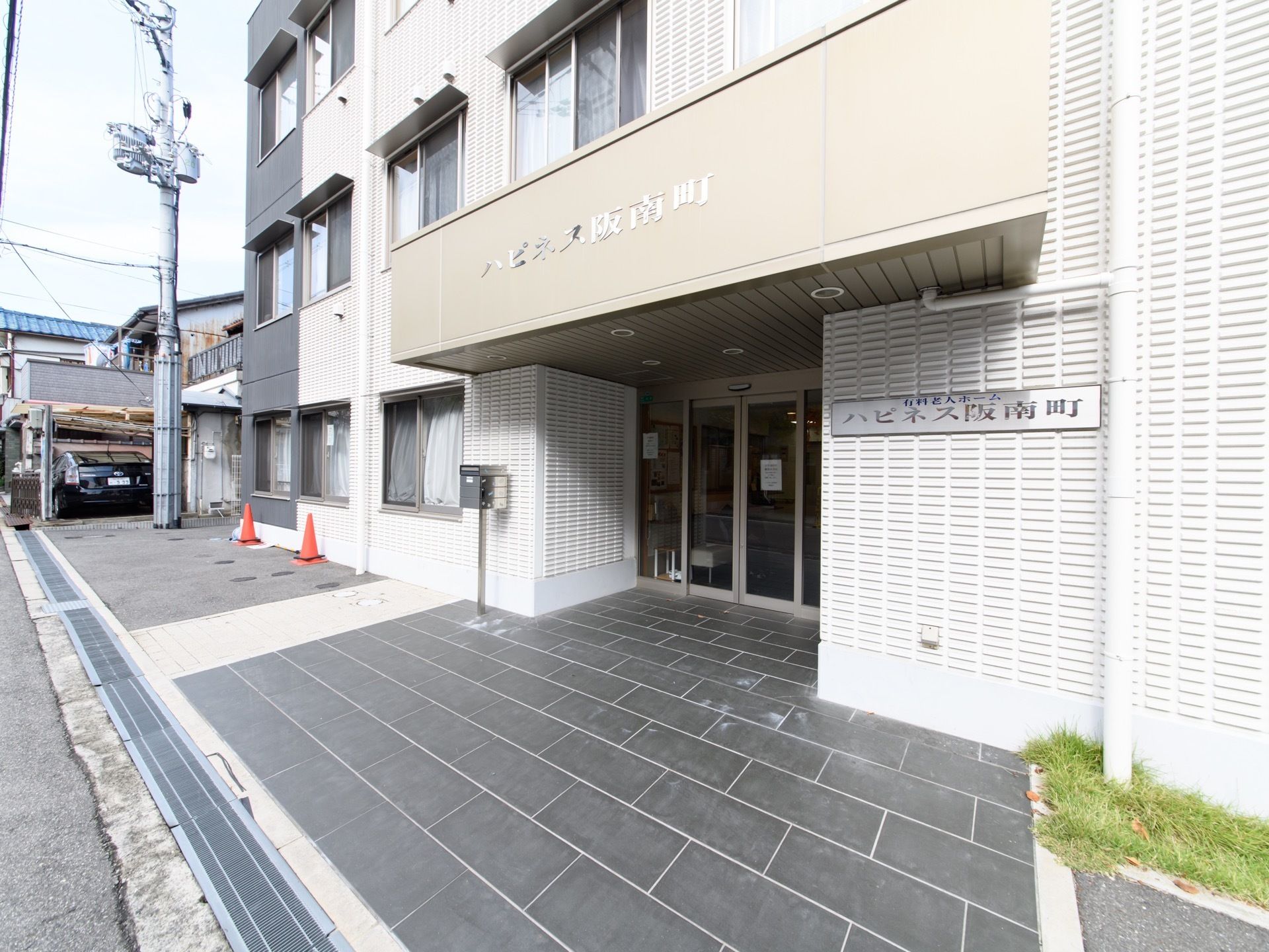 エントランスの扉は自動扉で広く、バリアフリーの設計になっているので、車椅子ご利用の方や介護者の方も快適に利用できる。