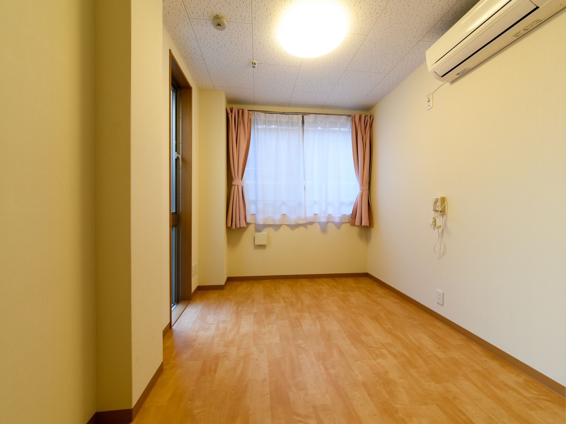居室には窓があり、日差しがたっぷり差し込み明るい雰囲気である。クーラーがあるので、入居者様は不自由なく快適に過ごせる。