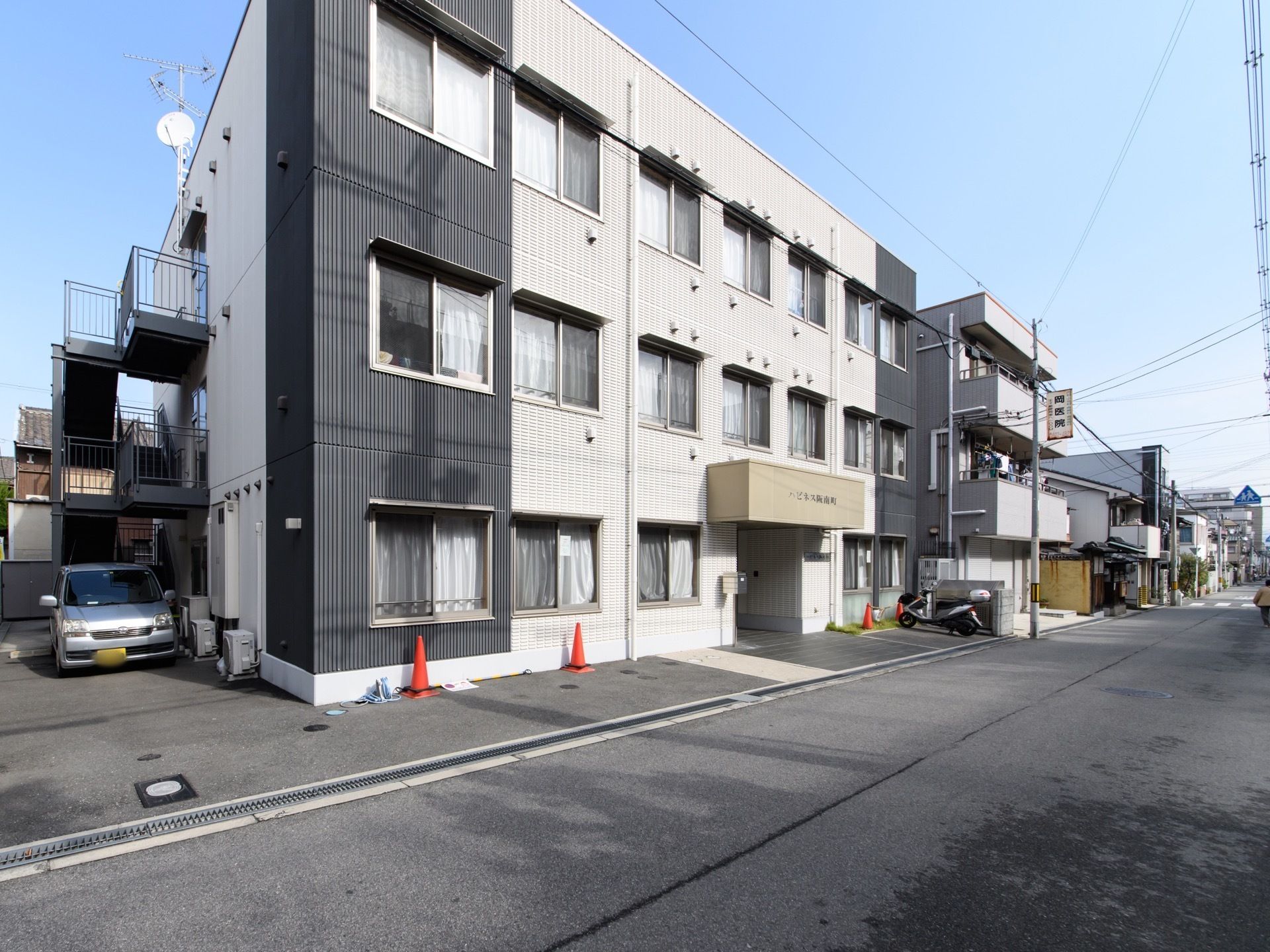 外観はきれいで新しく、マンションの様な建物である。駐車スペースも完備しているので、車の方は快適に利用できる。