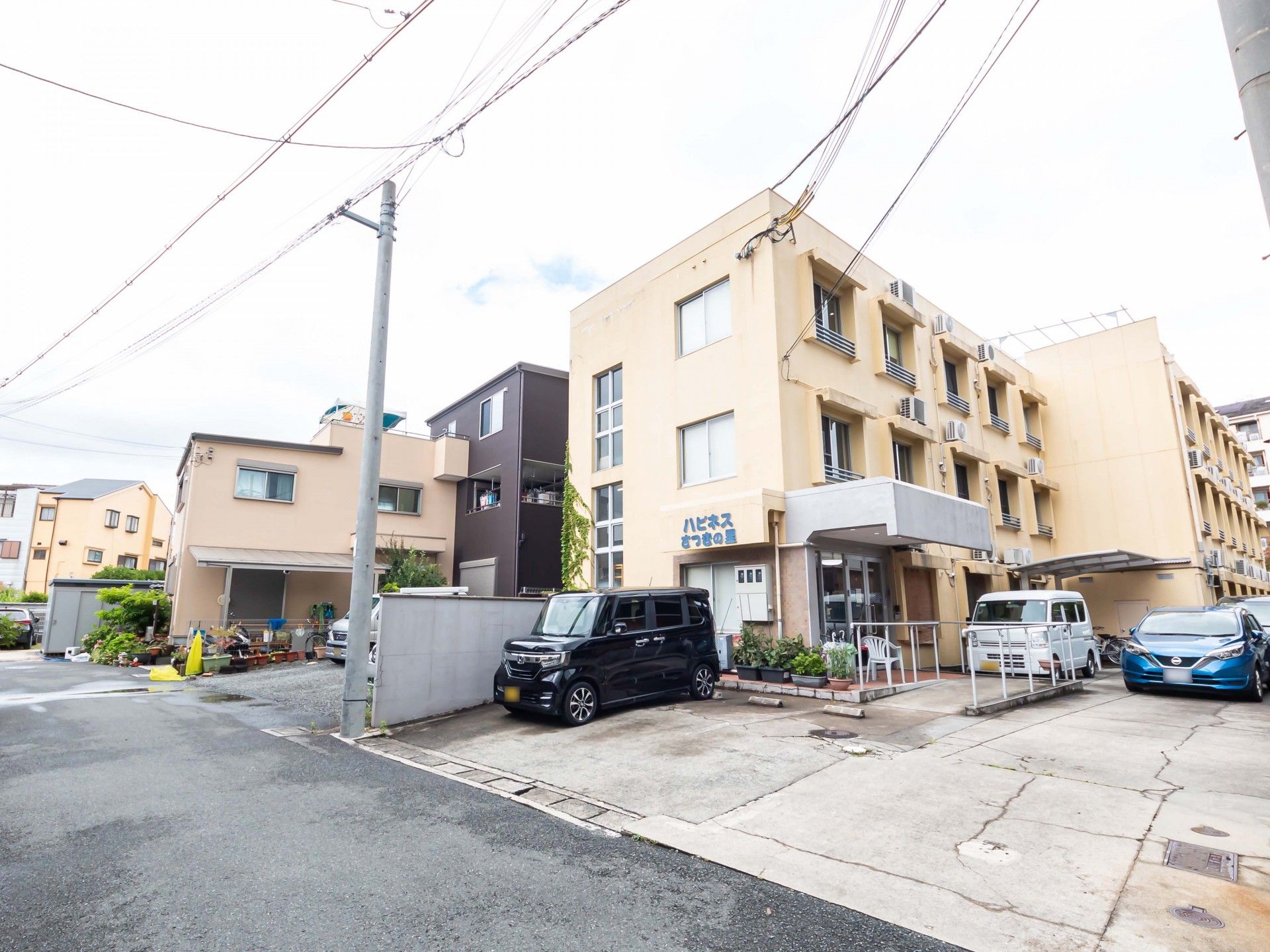 ゆったりとした外観の建物