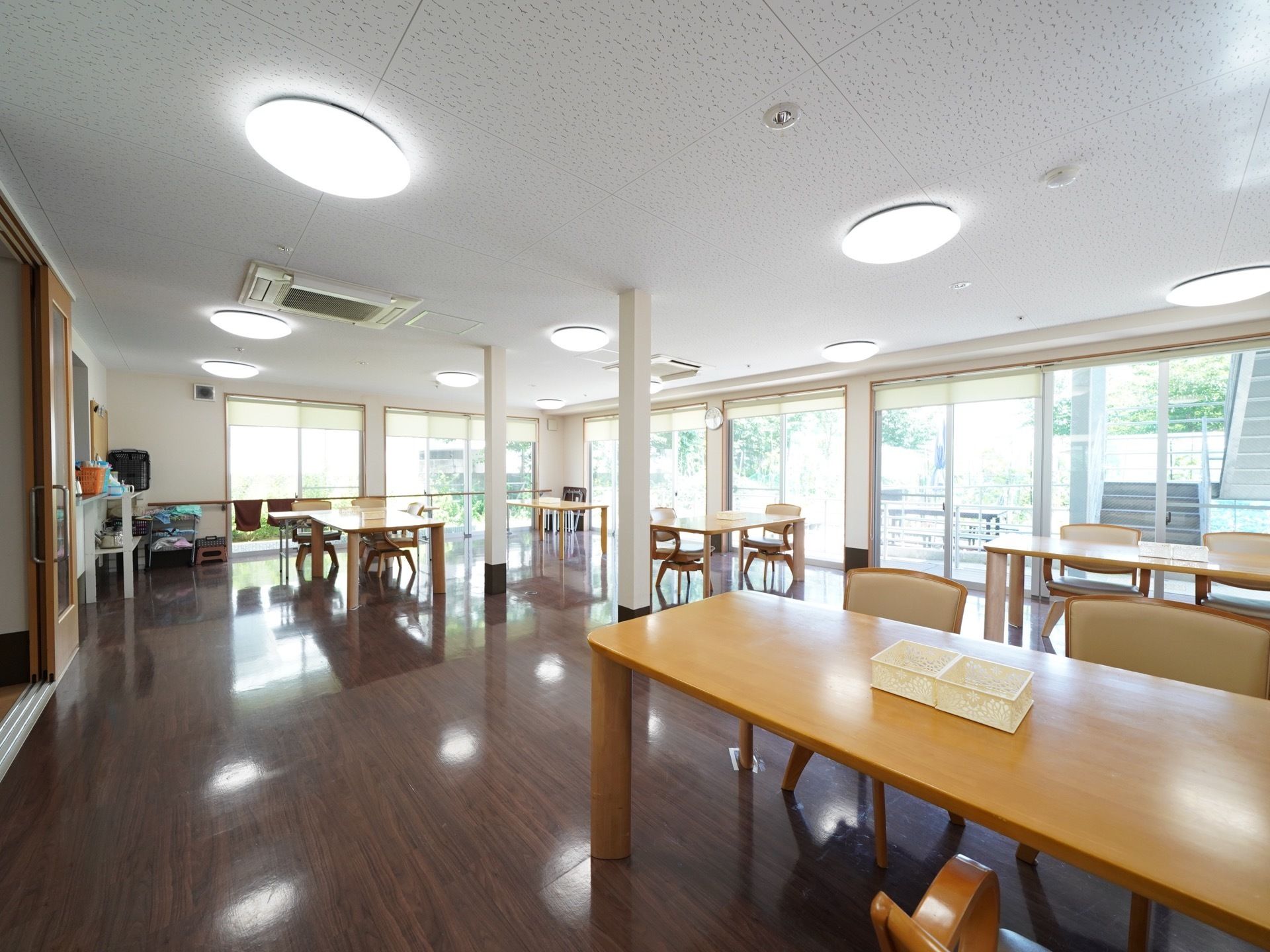広い共有スペースには、ゆったりとした配置でダイニングテーブルが置かれている。入居者様の移動も安全でスムーズである。