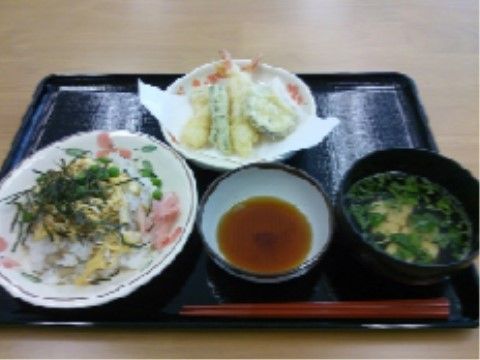 トレーにのったちらし寿司と天ぷら、わかめの味噌汁と箸
