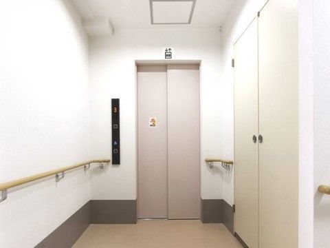 施設にはエレベーターが完備されている。低い位置に車椅子用のボタンがある。安全のため、エレベーター周辺には手すりを取り付けている。