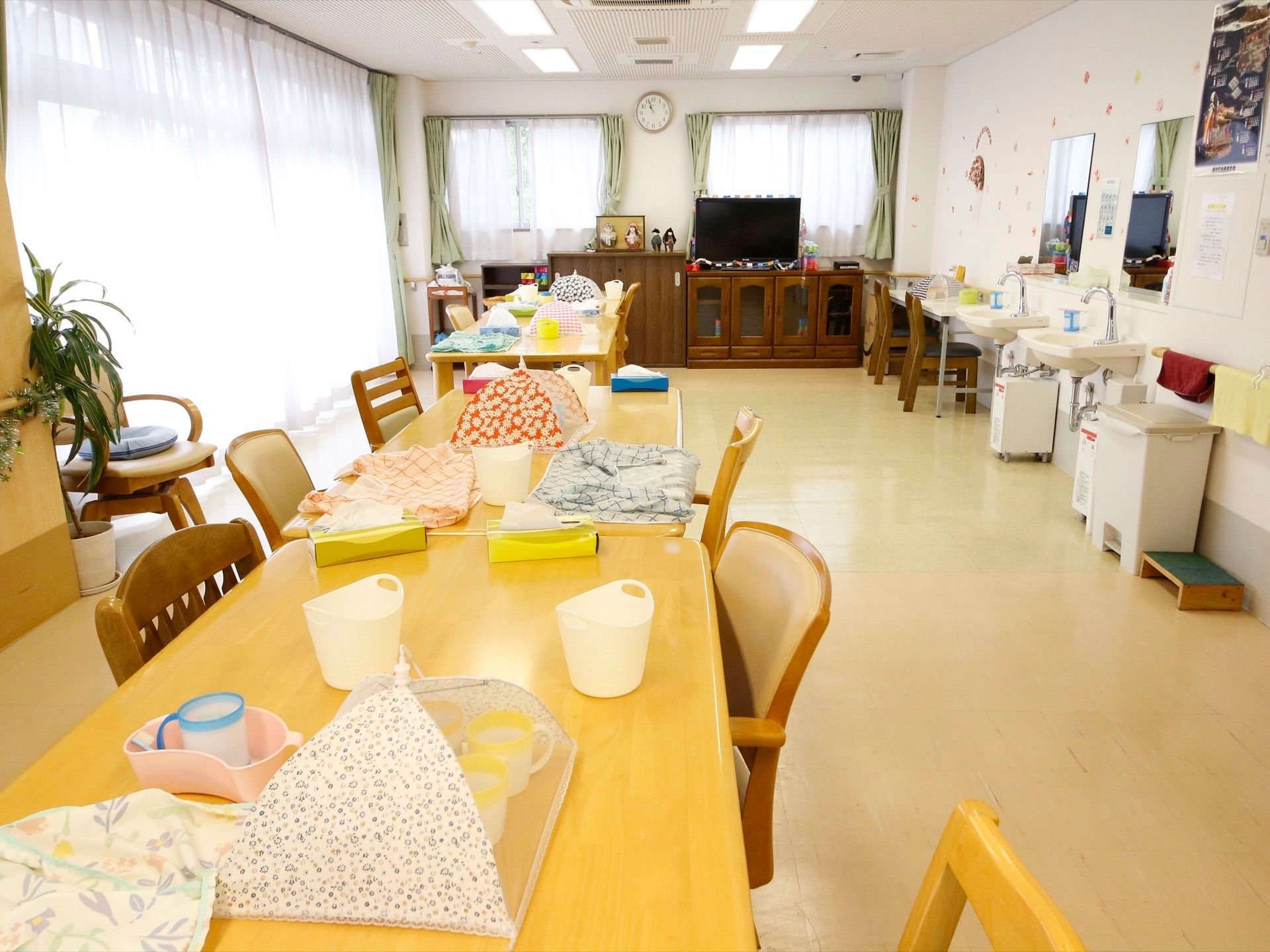 談話室にはテレビ、洗面台とさまざまな家具が設置されている。家庭的な雰囲気の中で入居者様は会話を楽しむことができる。
