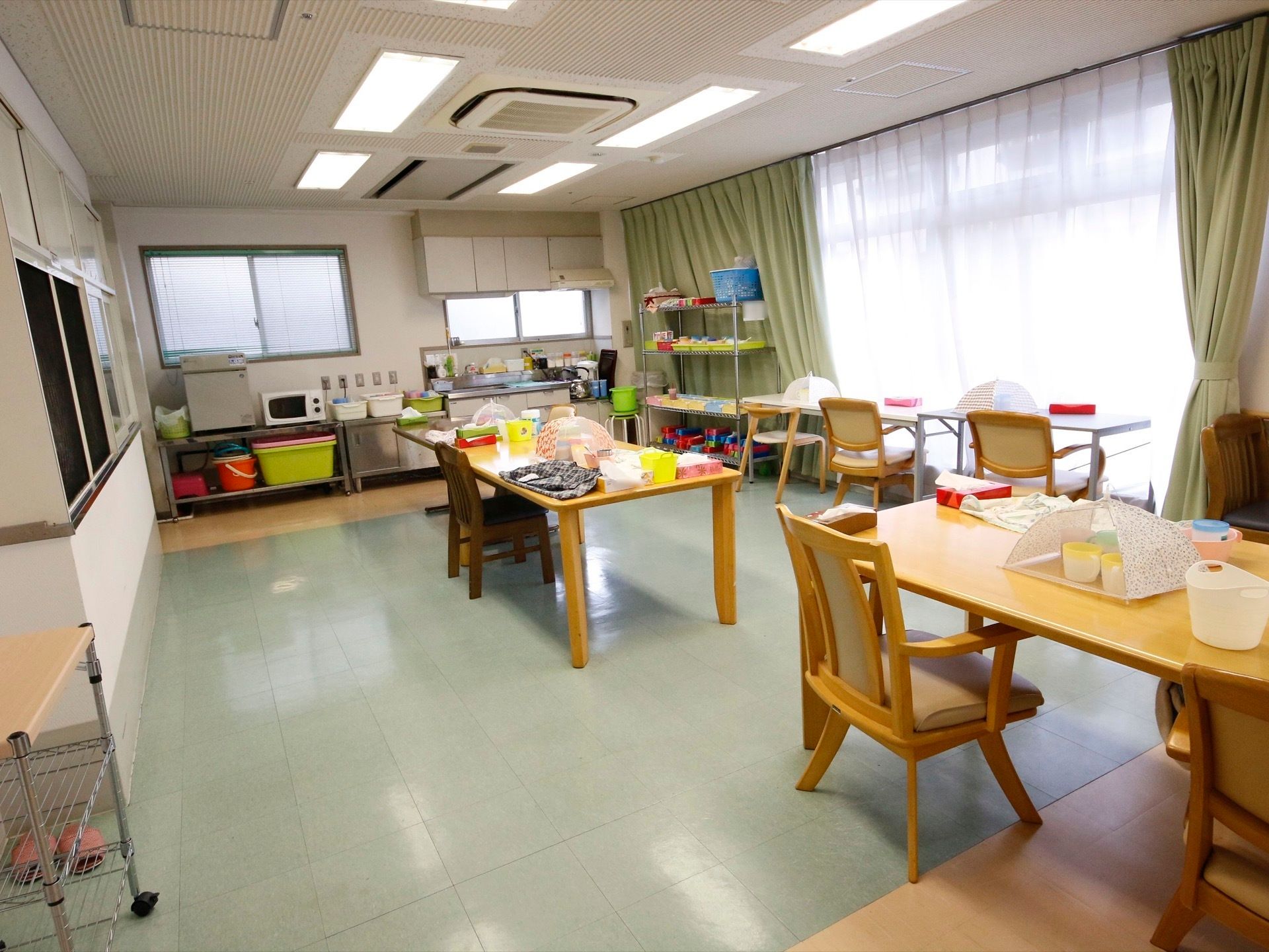 スペースはゆとりがあり、奥にはキッチンが設置されている。大きな窓から差し込む自然光があたたかい雰囲気を与えてくれる。