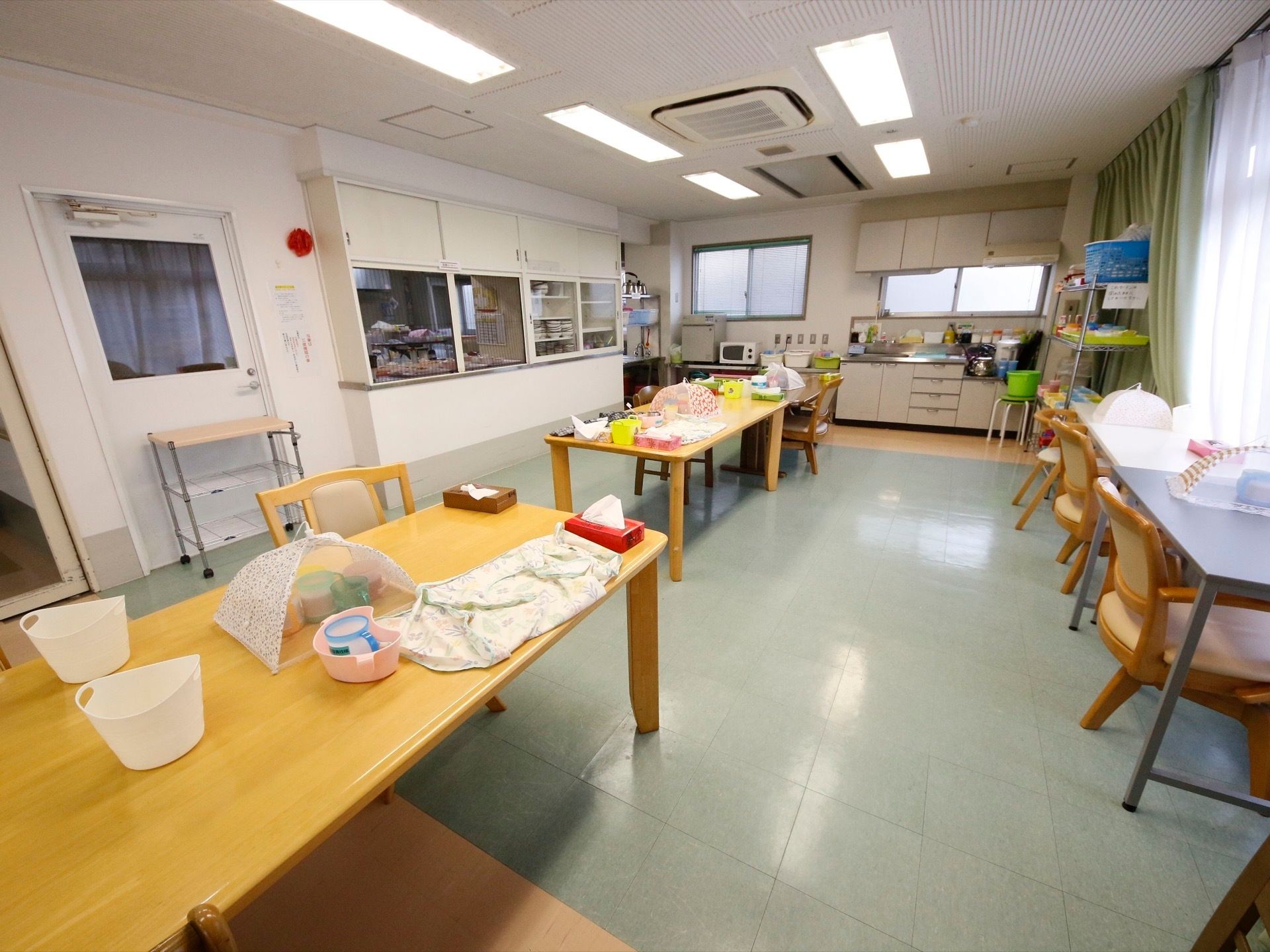 左奥には調理場と食器棚のスペースが確保されている。美味しくあたたかい料理を入居者様に提供することができる。