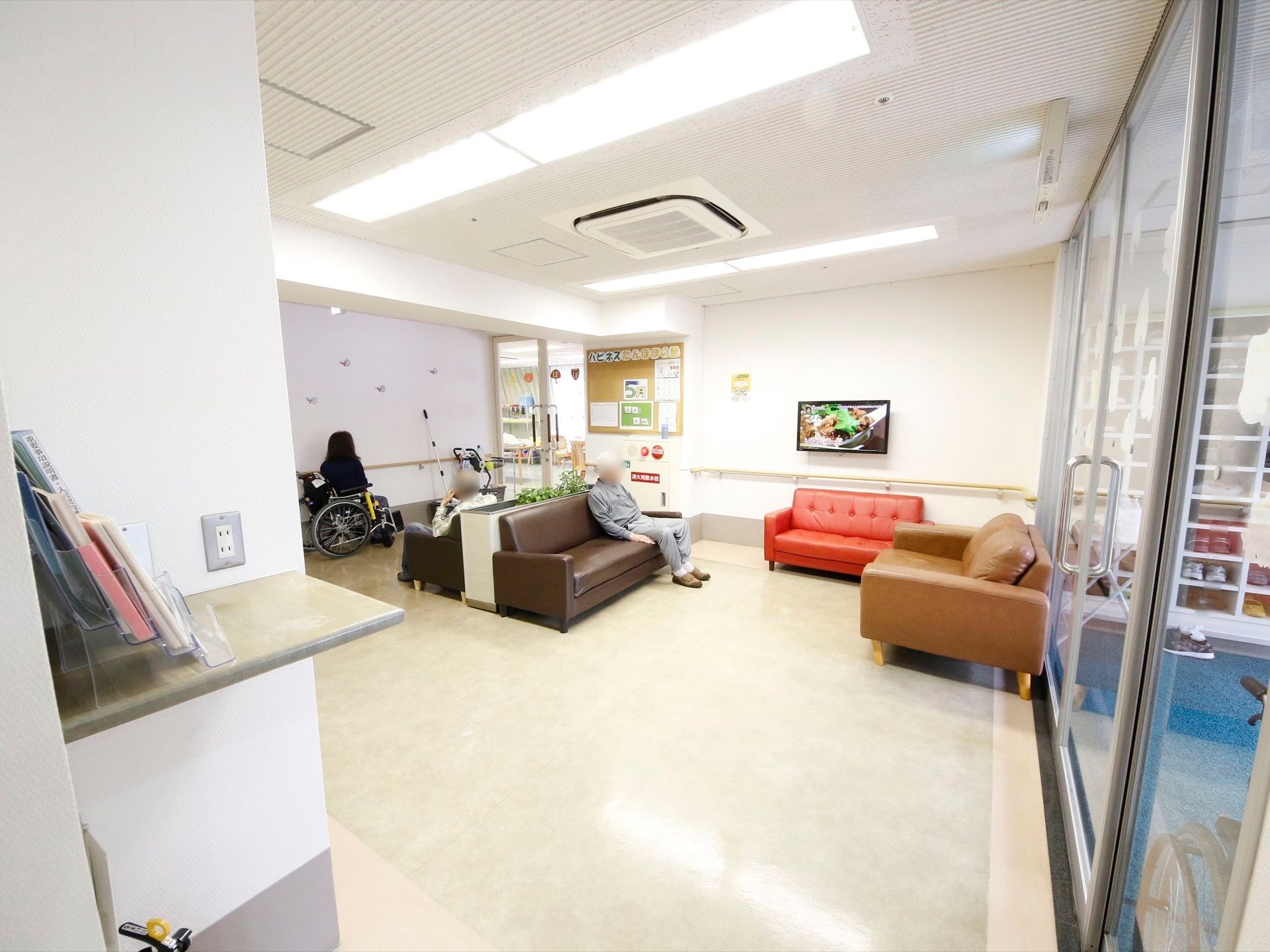 受付にはソファが数多く設置されている。明るく開放感のある場所で来訪者様もゆっくりとくつろぐことができる。