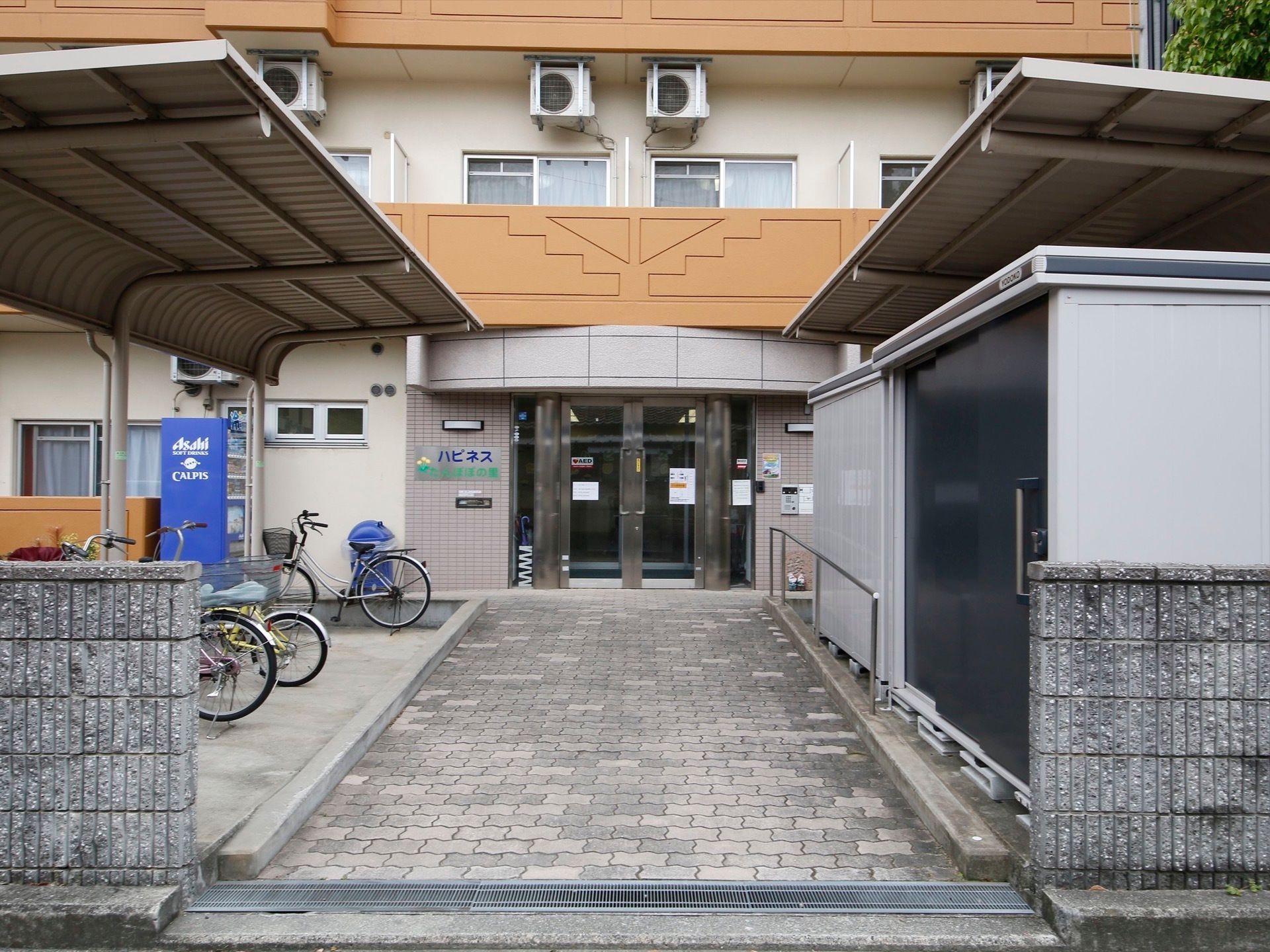 入口までの通路には段差もなくストレスなく移動することができる。また、すぐそばに駐輪場もあり利便性も高い。
