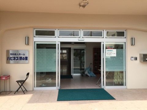バリアフリー構造になっていて、車椅子をご利用の方でも出入りがスムーズに行える。入口の両脇に照明が取りつけられている。