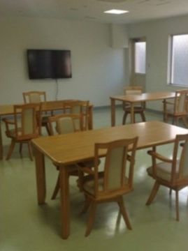 シンプルな内装の室内となっている。置かれているテーブルと椅子は全て同じものを配置し、統一感のある空間である。